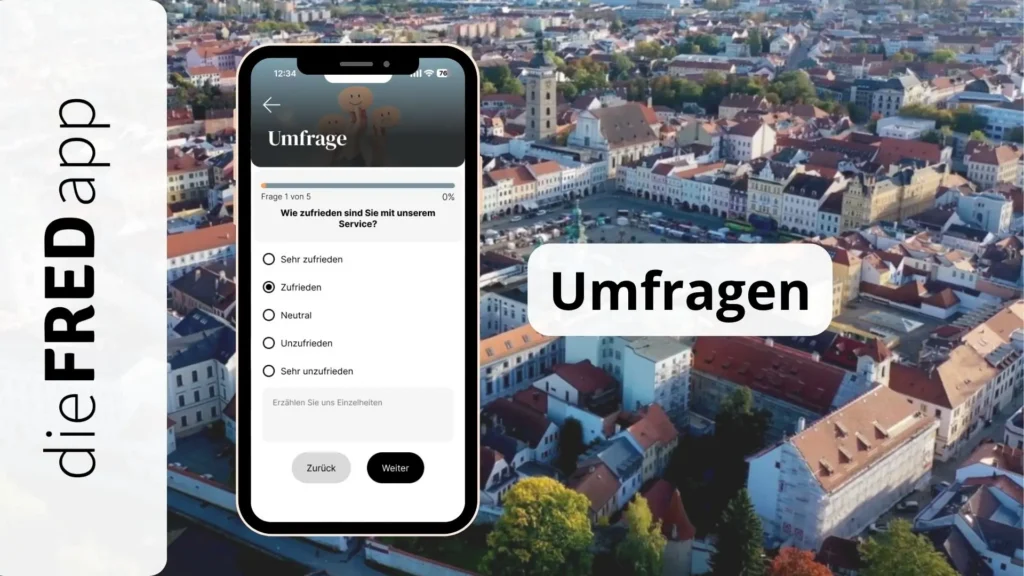 Das Umfrage-Modul in FRED auf einem Smartphone-Display, im Hintergrund die Dächer einer deutschen Kleinstadt.